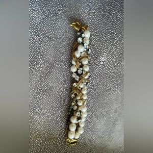 Beaded bracelet in gold